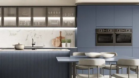 Armários com acabamento em aço em harmonia com a madeira planejada.