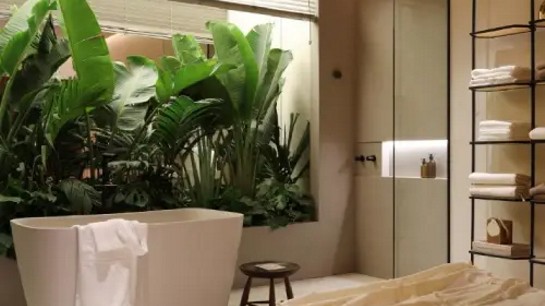 A escolha de materiais deve considerar a durabilidade e a estética da sala de banho