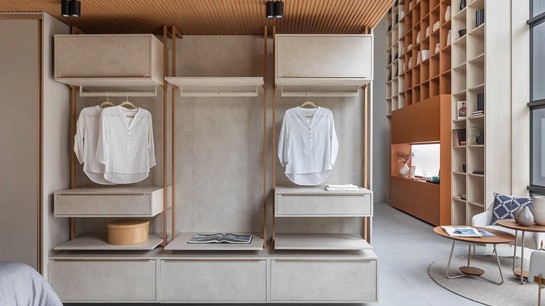 Texto imagem: Guarda-roupas planejados se encaixam perfeitamente em qualquer espaço – Créditos foto: Luiza Schreier